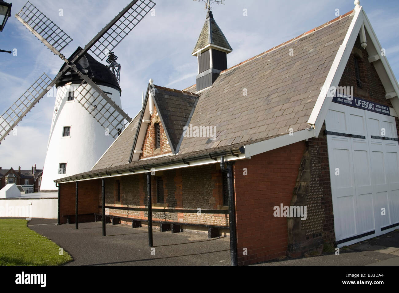 Lytham St Annes Lancashire England UK Juillet Lytham Windmill et l'ancienne station de sauvetage maintenant un musée Banque D'Images