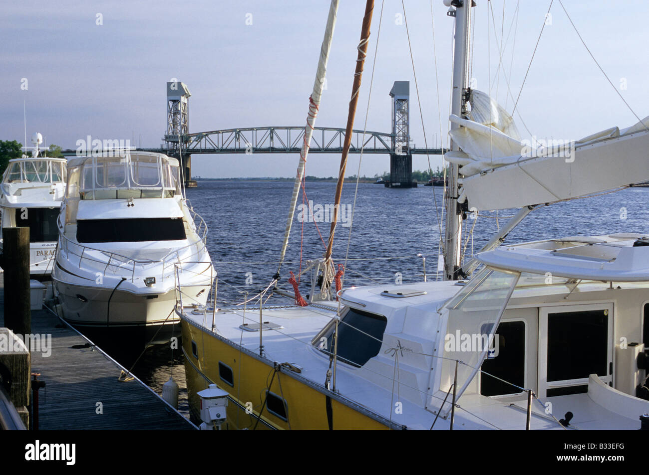 Vue de la Wilmington NC's Cape Fear Pont sur yachts amarrés par son centre-ville Riverwalk Banque D'Images