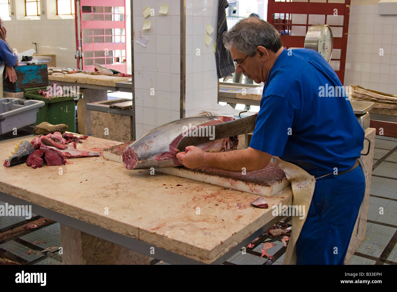 Marché aux poissons à l'homme couper du poisson dans la région de Madère. Banque D'Images