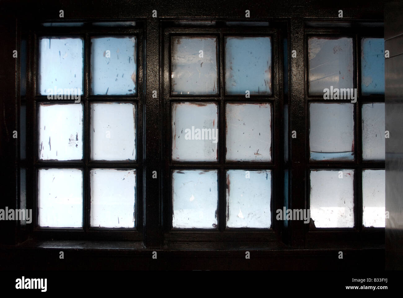 Six fenêtres avec écran en verre bleu et blanc opaque Banque D'Images