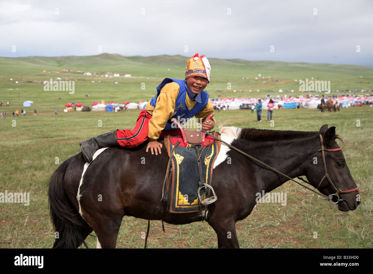 Un enfant mongol avenant à la course de chevaux dans le cadre de la journée Festival Naadam en Mongolie. Banque D'Images