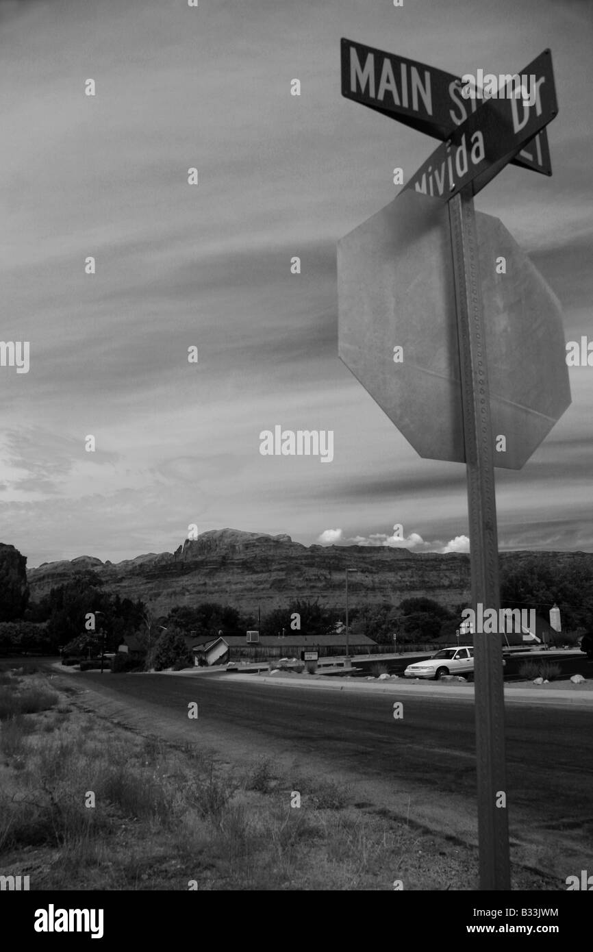 Vue arrière d'un extérieur de Moab, Utah roadsign, avec les falaises rouges à l'arrière-plan. Banque D'Images
