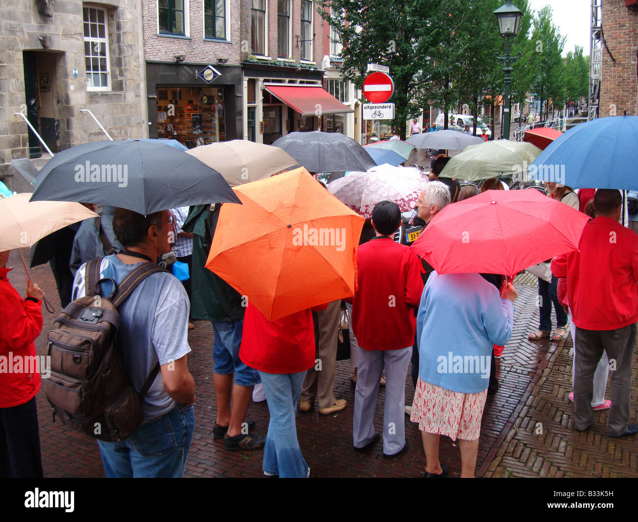 Visite guidée autour du centre-ville de Delft, Pays-Bas sous la pluie Banque D'Images