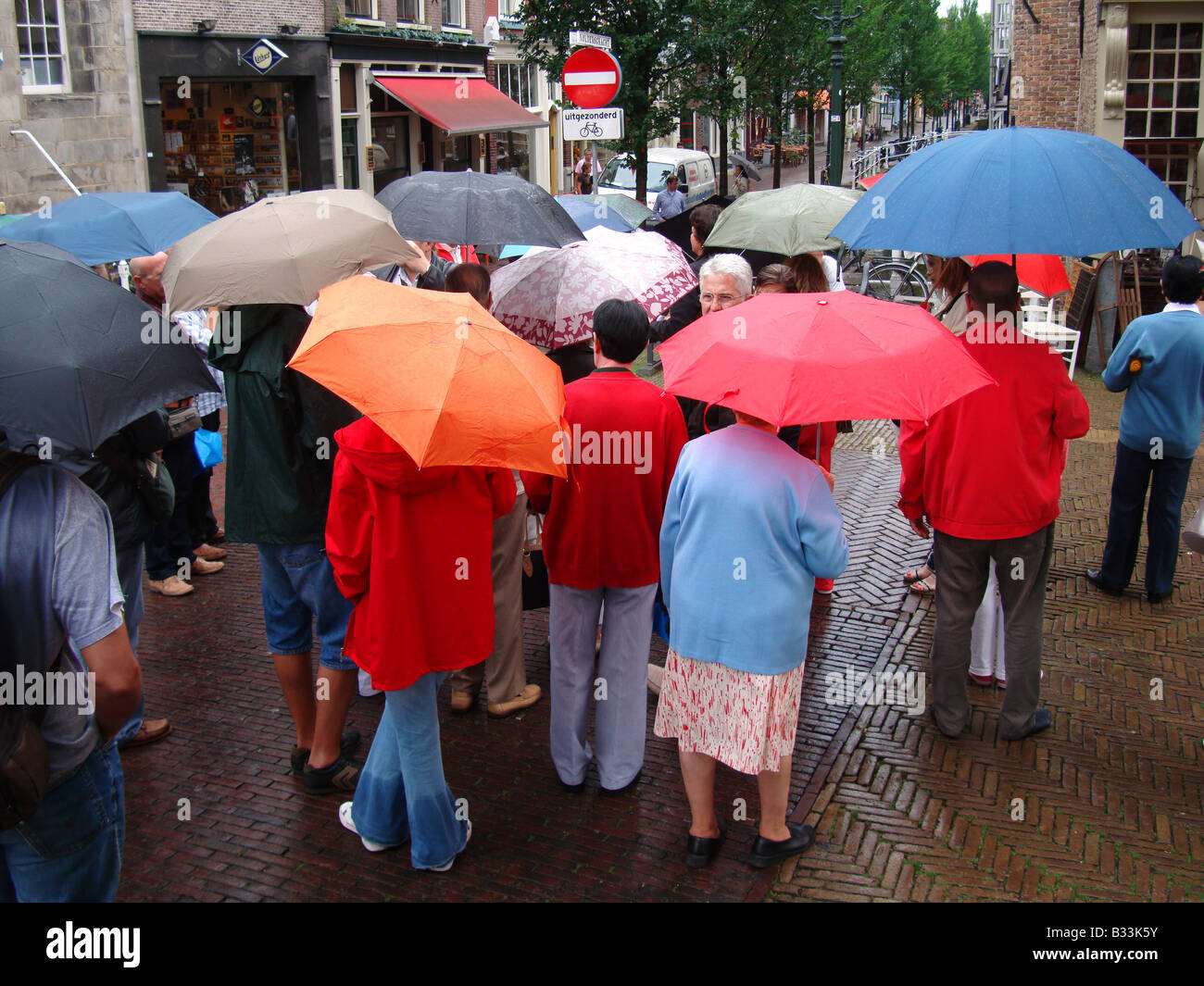Visite guidée autour du centre-ville de Delft, Pays-Bas sous la pluie Banque D'Images