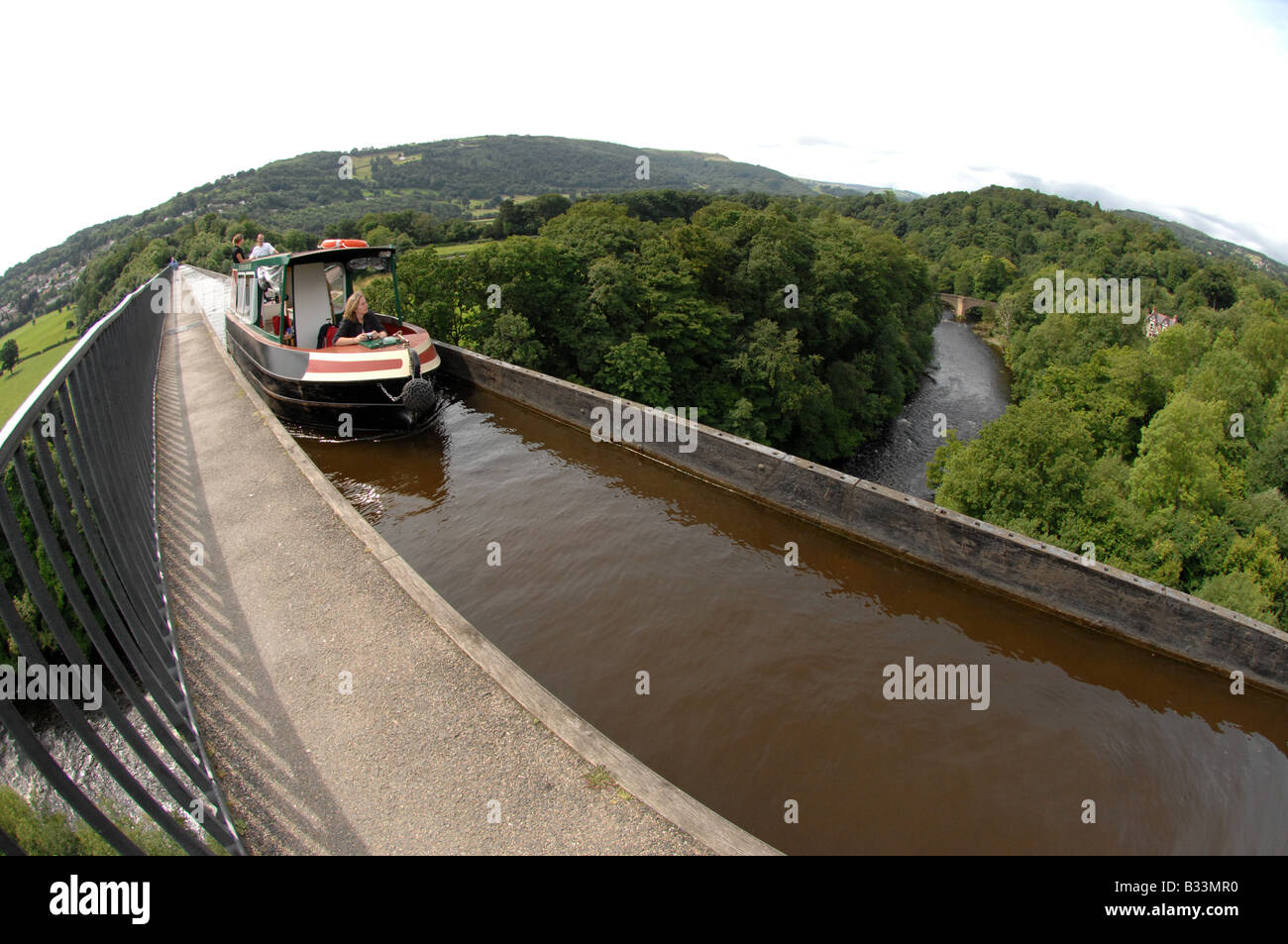 Bateau à rames traversant la rivière Dee via l'aqueduc de Pontcysyllte construit par Thomas Telford à Froncysyllte près de Wrexham Staycation Britain Banque D'Images