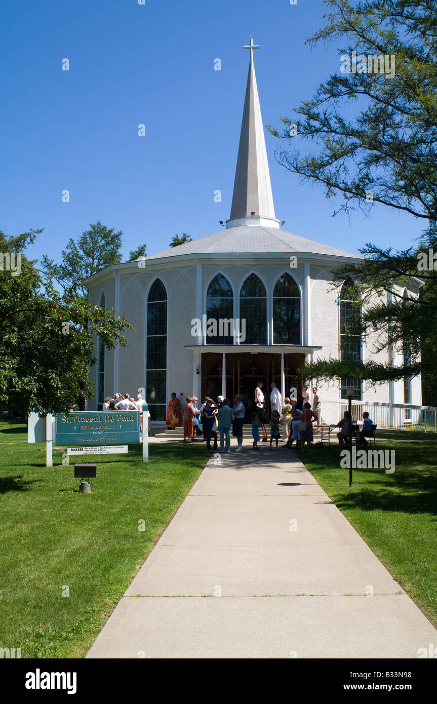 Laissant congrégation de l'église Saint Vincent de Paul Eglise catholique après la messe à Niagara-on-the-Lake, Ontario, Canada Banque D'Images
