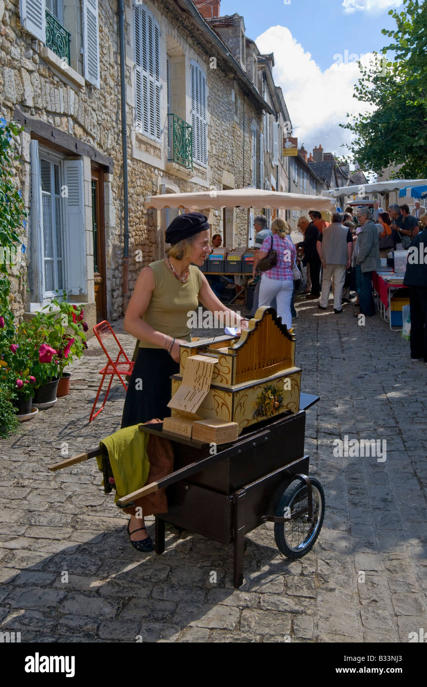 Joueur d'orgue à l'édition des open-air / foire du livre Foire aux Livres, Les Angles-sur-l'Anglin, Vienne, France. Banque D'Images