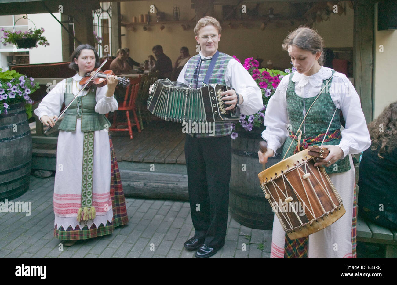 Musiciens Folk à Zemaiciai Restaurant au centre de Vilnius Lituanie Banque D'Images
