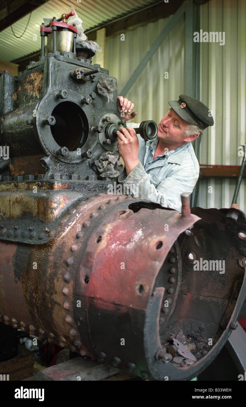 Amateur de vapeur Robert Bate réparation ancienne chaudière pour son moteur de traction à vapeur Banque D'Images