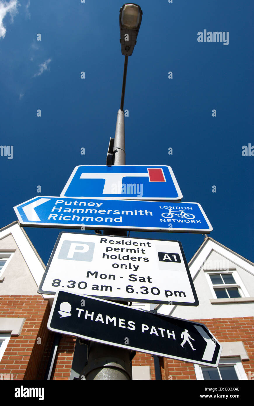 Parking, vélo et la marche des plaques de rue à Putney, Londres, Angleterre du Sud-Ouest Banque D'Images