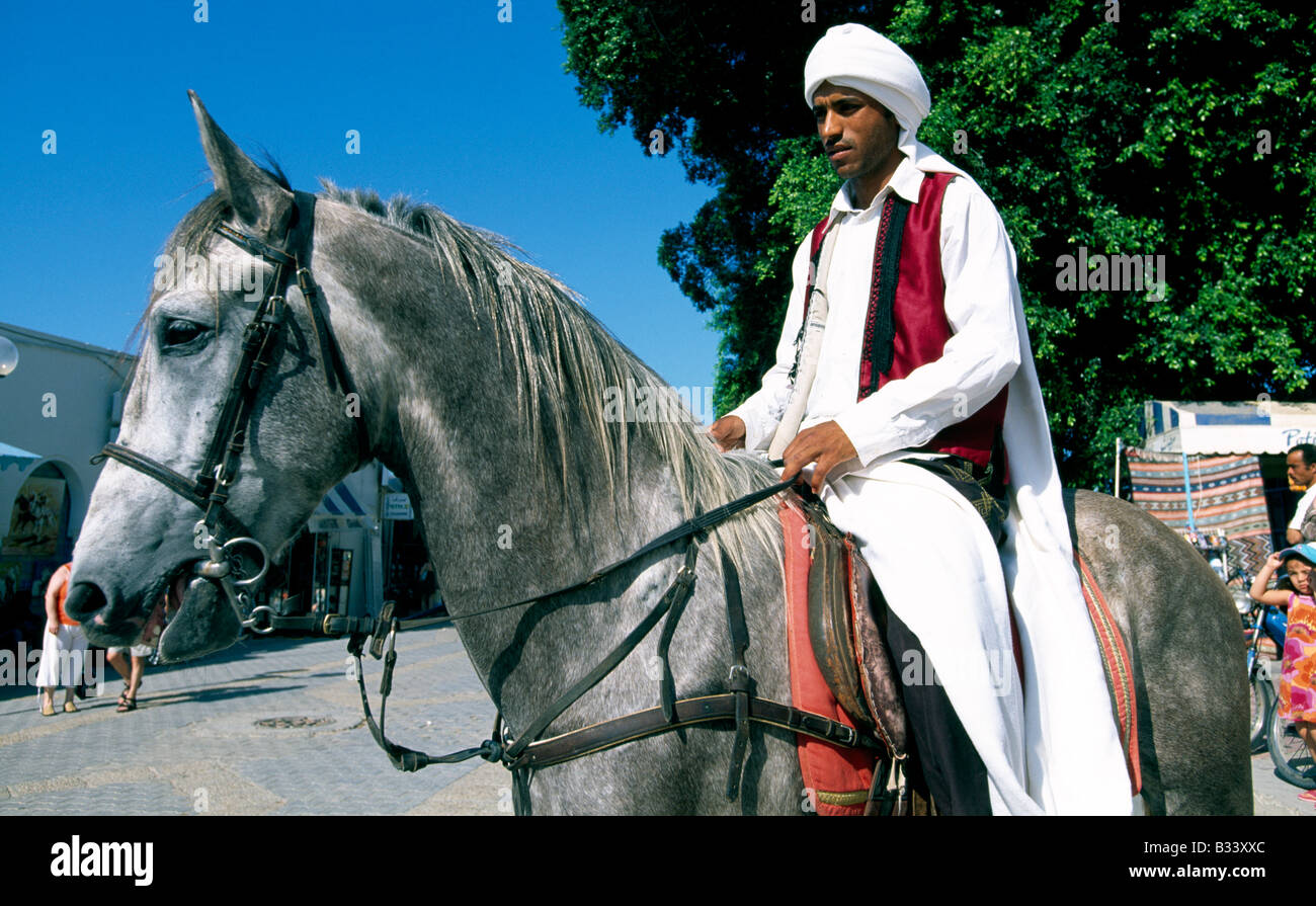 Cavalier vêtu d'un costume traditionnel de l'île de Djerba Midoun Tunisie Banque D'Images