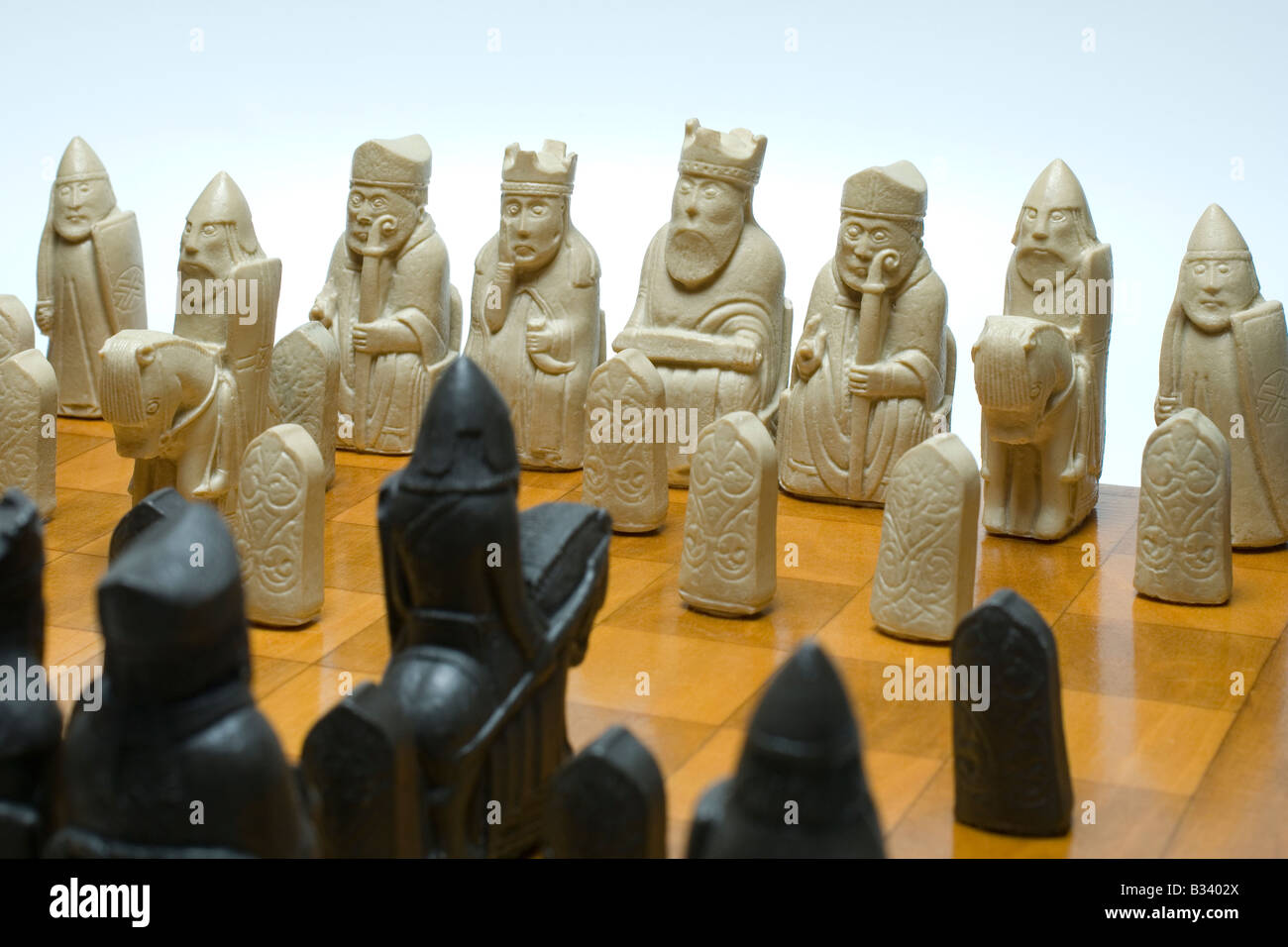 Style Viking pièces d'échecs sur un échiquier à carreaux Banque D'Images