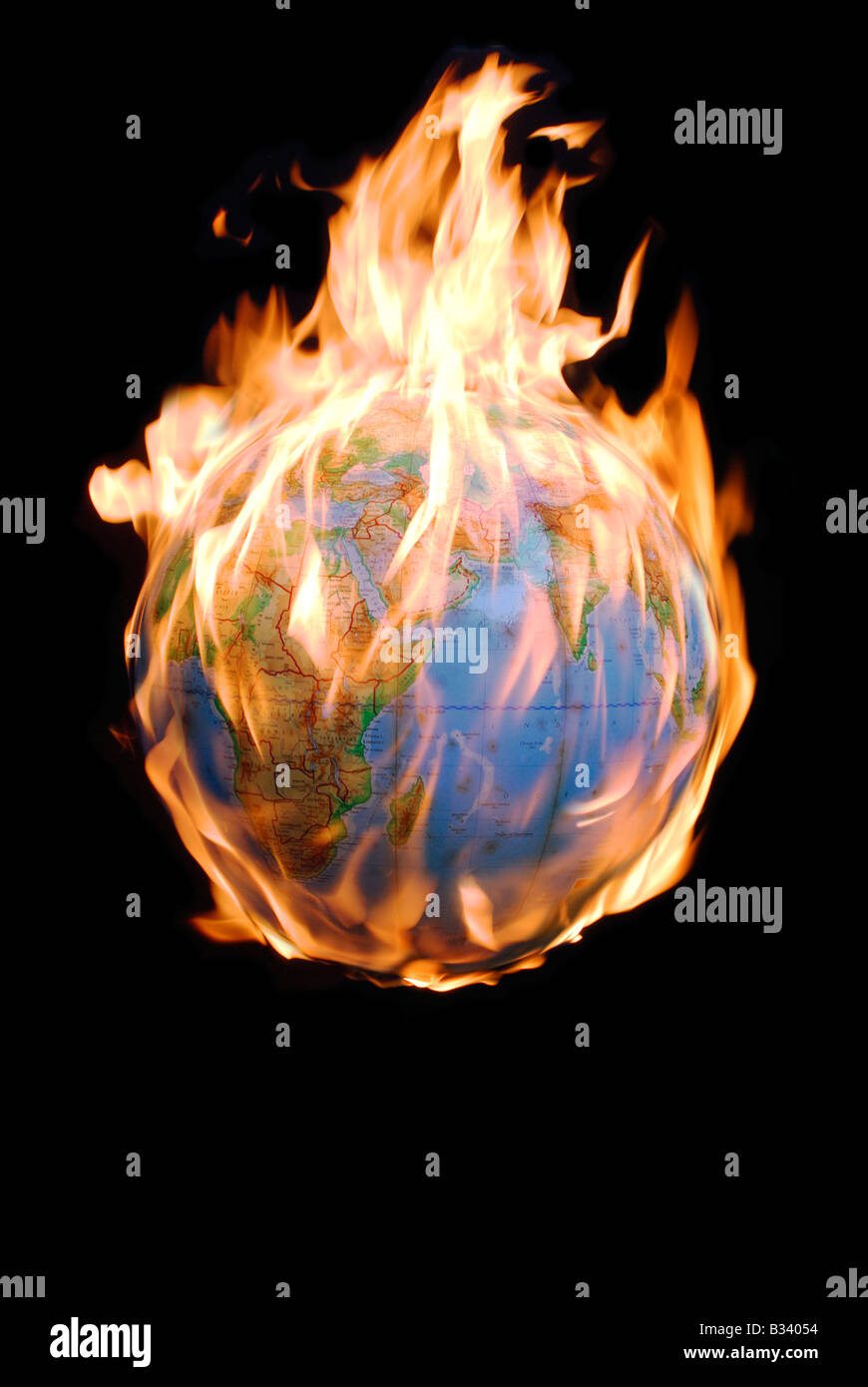 Globe on fire illustrant le réchauffement climatique Banque D'Images
