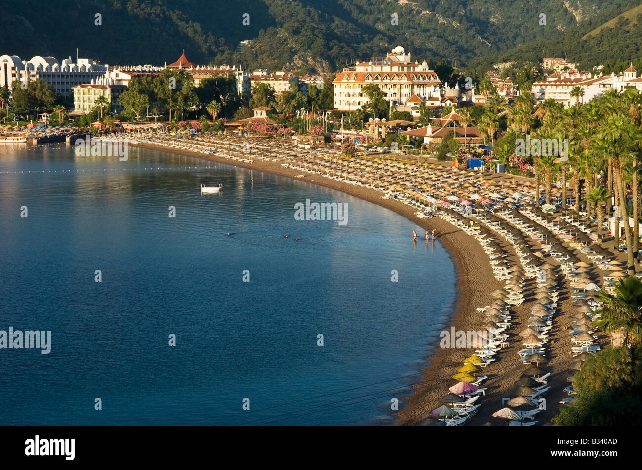 Plage avec parasols et chaises longues à Icmeler Marmaris Mugla Turquie Banque D'Images