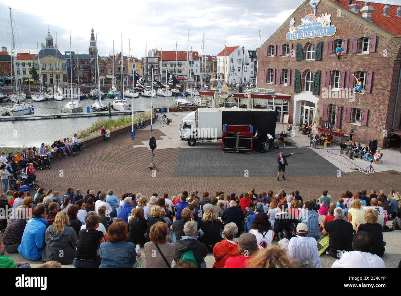 Les spectateurs à l'Onderstroom théâtre de rue annuel cas Vlissingen Pays-Bas Banque D'Images