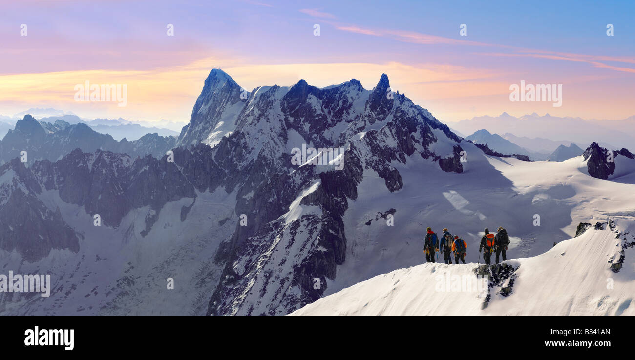 Les grimpeurs laissant Alguille du Midi pour le Massif du Mont Blanc, Chamonix Mont Blanc, France Banque D'Images