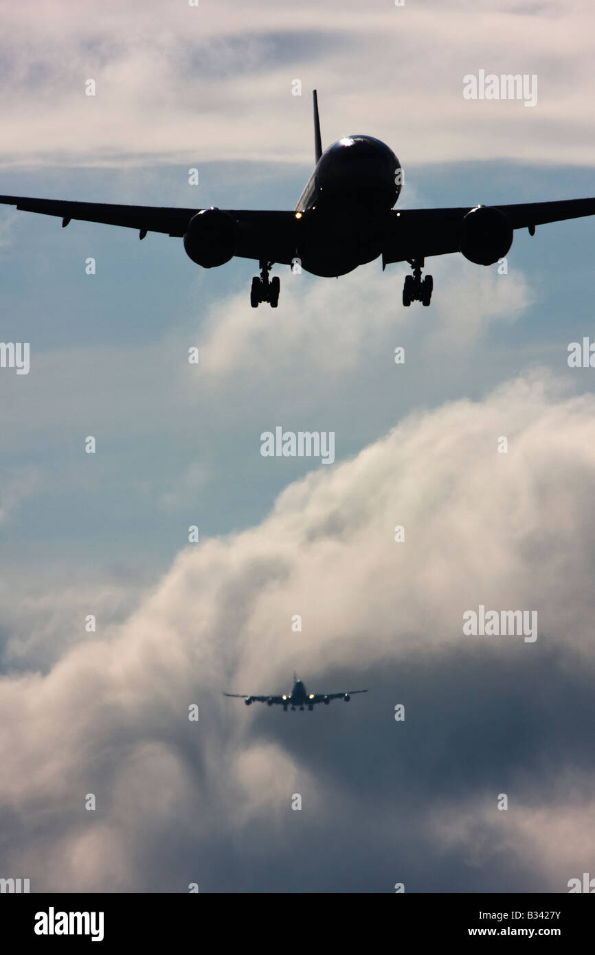 Formes de turbulence de sillage d'avions derrière qu'ils passe à travers les nuages en descente pour l'atterrissage. L'aéroport Heathrow de Londres, UK Banque D'Images