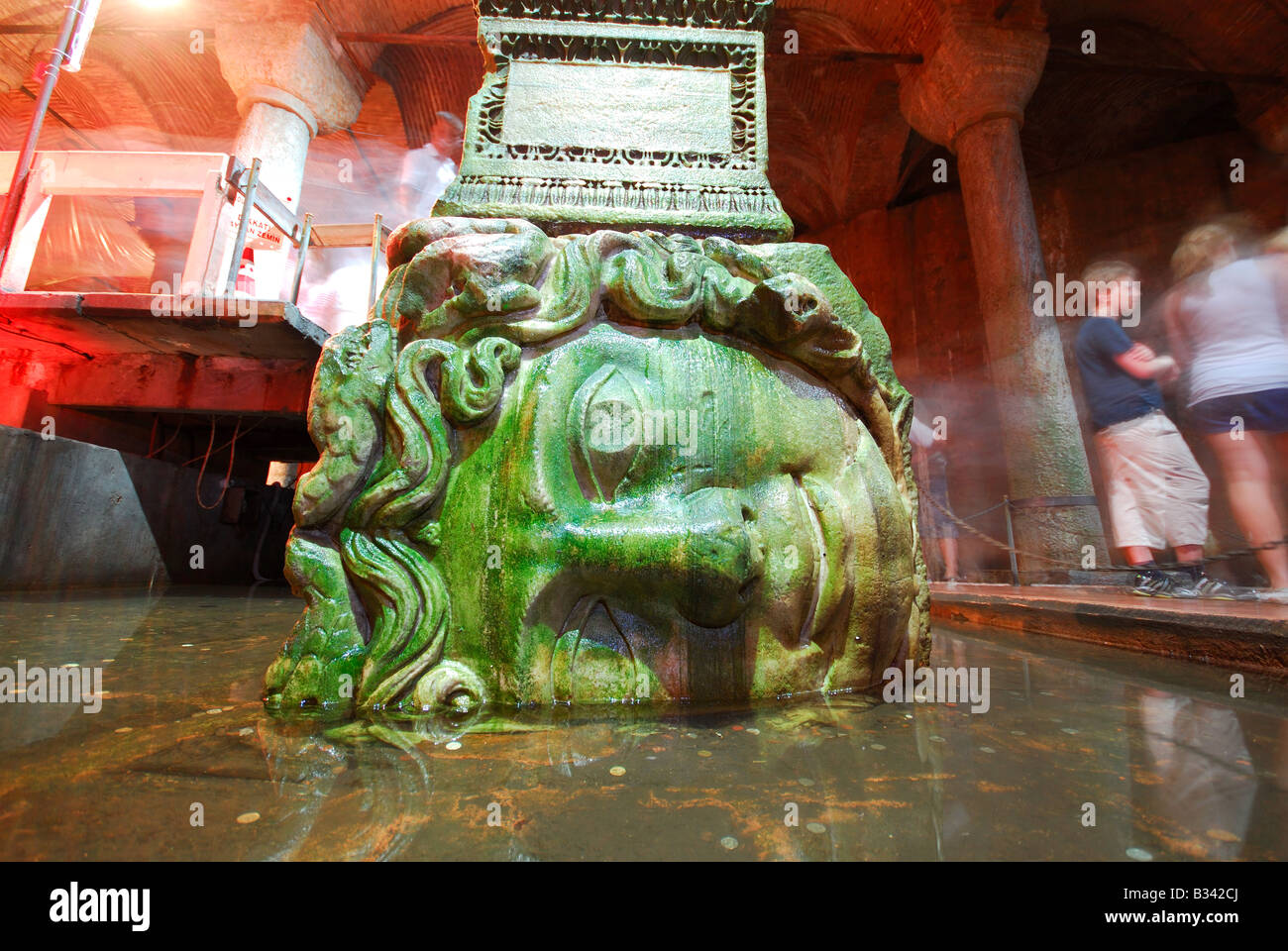 ISTANBUL. L'appui tête de Méduse une colonne dans la Citerne Basilique (Yerebatan Sarnici) à Sultanahmet. L'année 2008. Banque D'Images