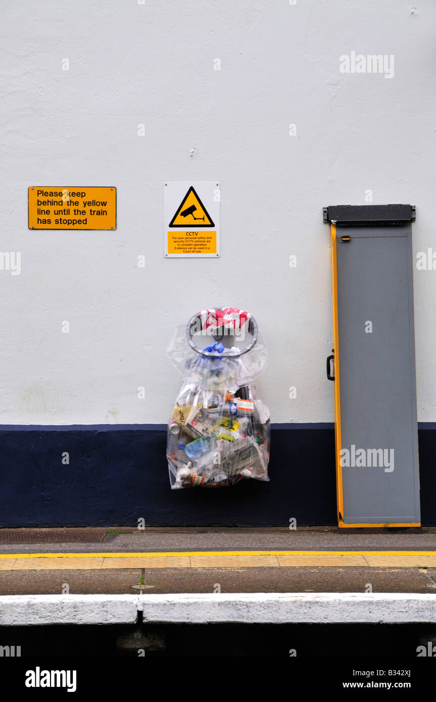 Sac poubelle claire, mobilité rampe d'accès et de la Vidéosurveillance sur la plate-forme d'avertissement à moindre Earley, Reading, Berkshire, Royaume-Uni Banque D'Images