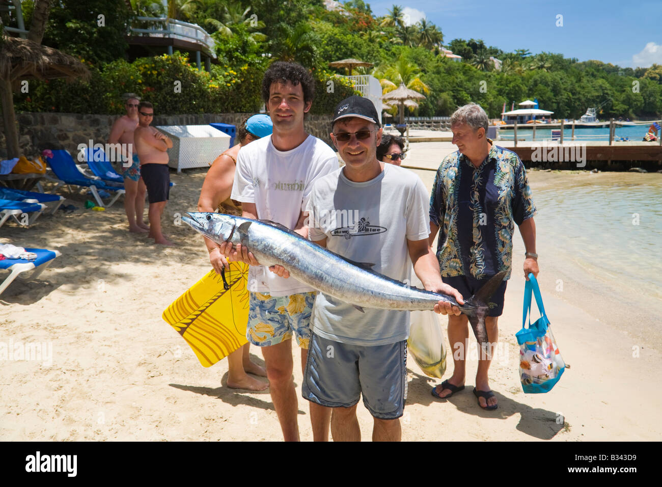 Les touristes qui ont été la pêche en haute mer et pris un barracuda, Sainte-Lucie, Caraïbes Banque D'Images