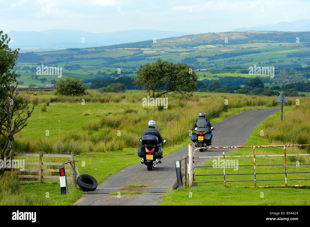 Deux motos sur une seule piste country lane titre en les Yorkshire Dales. Banque D'Images