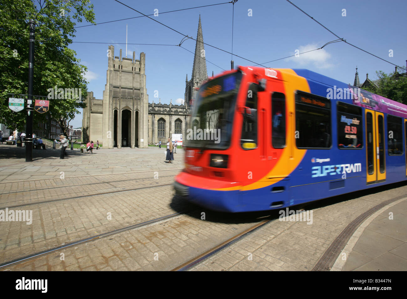 Ville de Sheffield, Angleterre. Entreprise de transport public Supertram passant Cathédrale de Sheffield. Banque D'Images