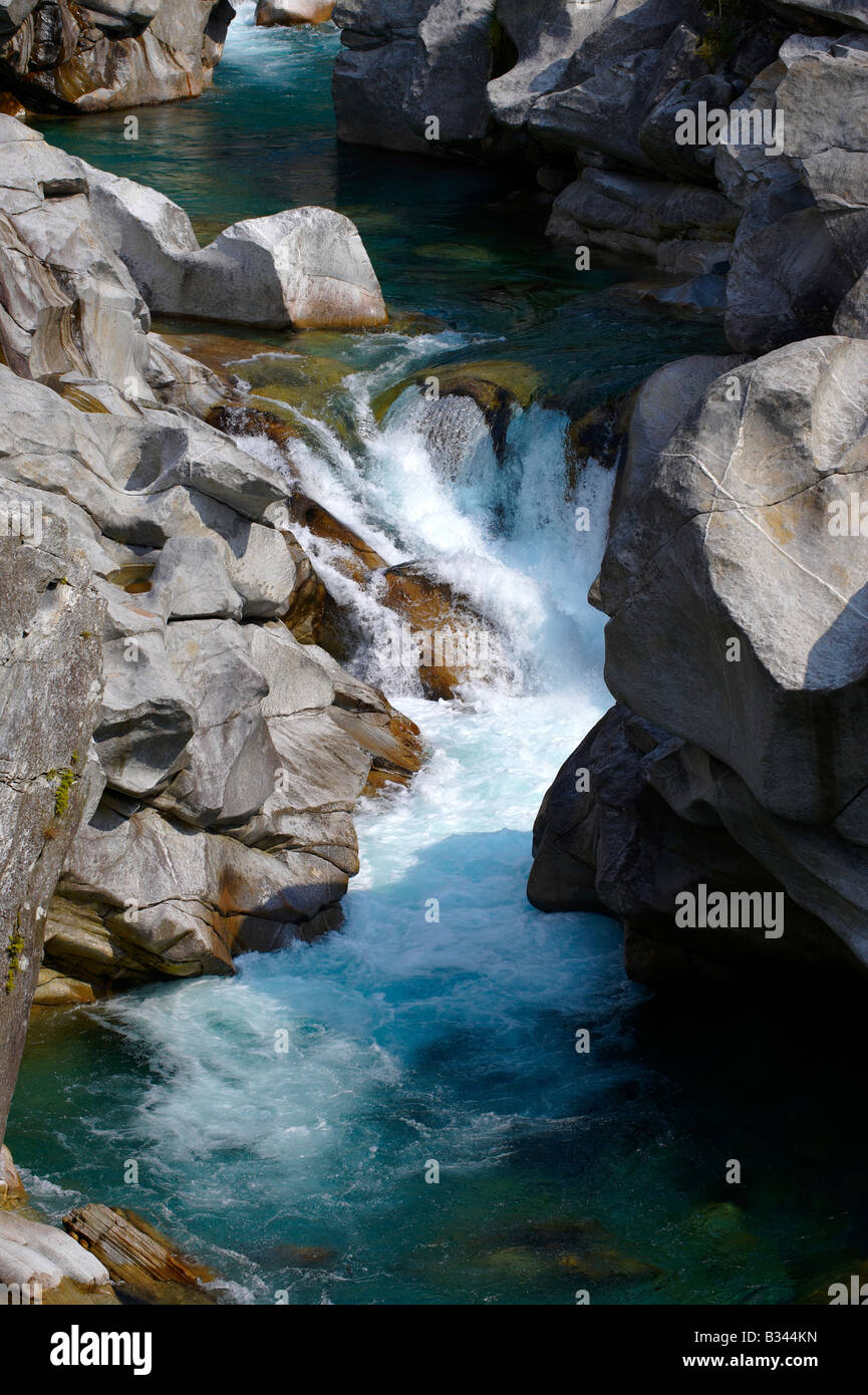 Pierres et de rivière et cascade dans le val verzasca , TESSIN , Banque D'Images