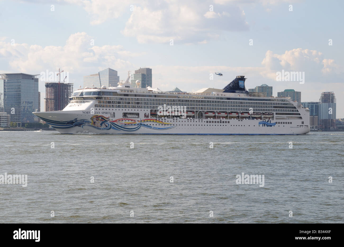 Le navire de croisière "Norwegian Spirit' voiles vers le bas du fleuve Hudson, qui sépare les états de New York et du New Jersey. Banque D'Images