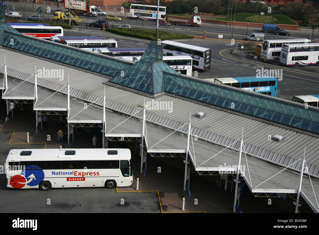 Ville de Leeds, en Angleterre. Vue aérienne d'une National Express Coach stationné à Leeds City Station de bus à la rue York. Banque D'Images