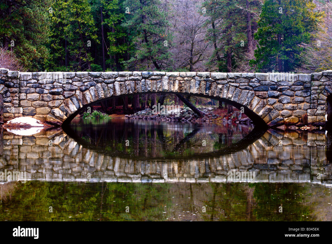 Pont Tenaya reflète de Tenaya Creek près de Curry Village de Yosemite National Park Banque D'Images