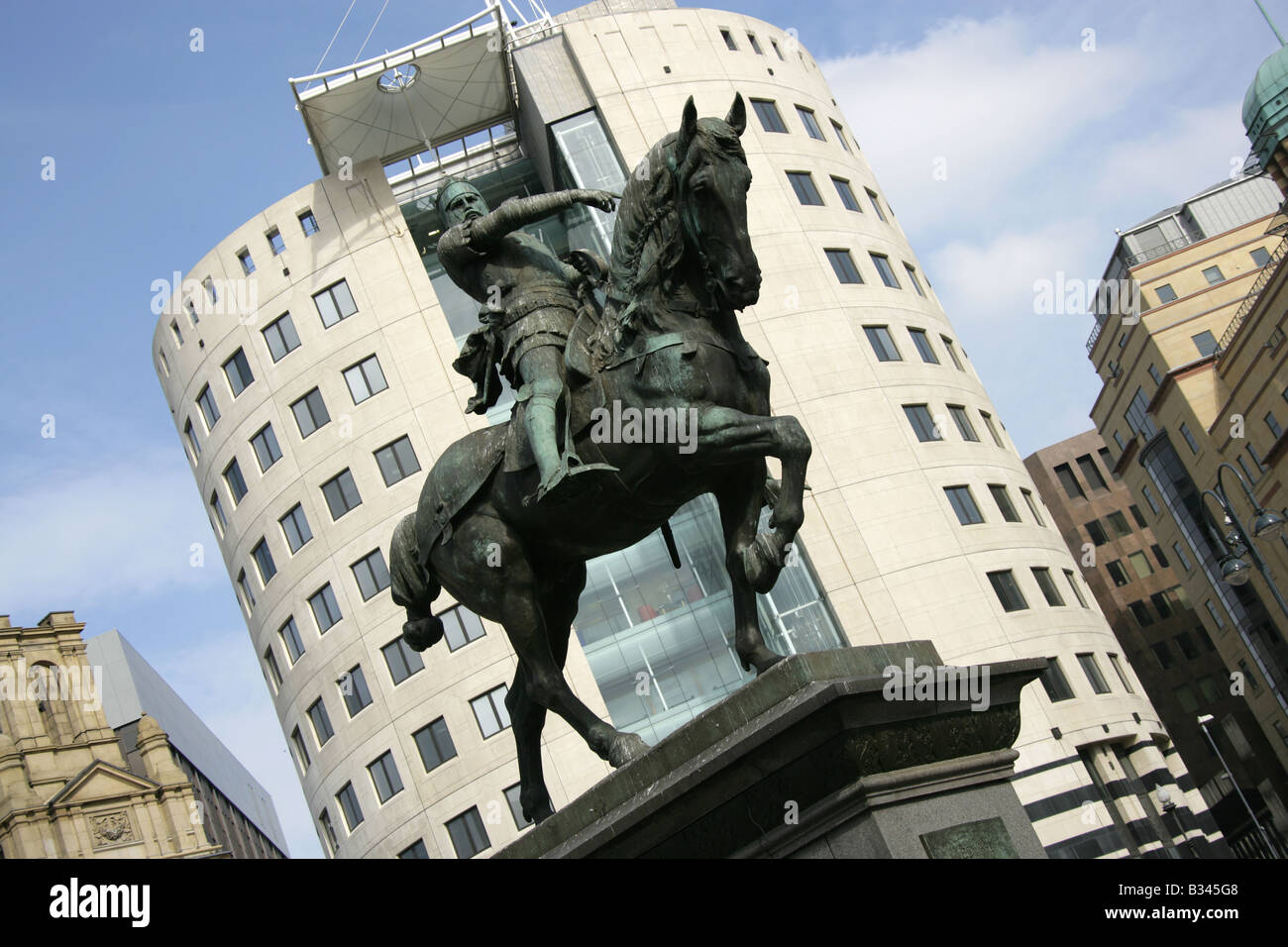 Ville de Leeds, en Angleterre. La statue équestre du Prince Noir, Edouard de Woodstock, à Leeds City Square. Banque D'Images