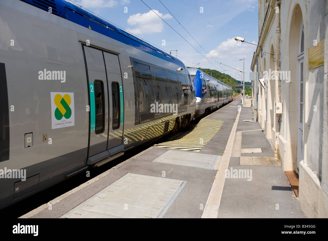 Train d'Epernay dans d'Avenay Val d'Or gare Champagne Ardenne france Banque D'Images Train d'Epernay dans d'Avenay Val d'Or gare Champagne Ardenne france Banque D'Images