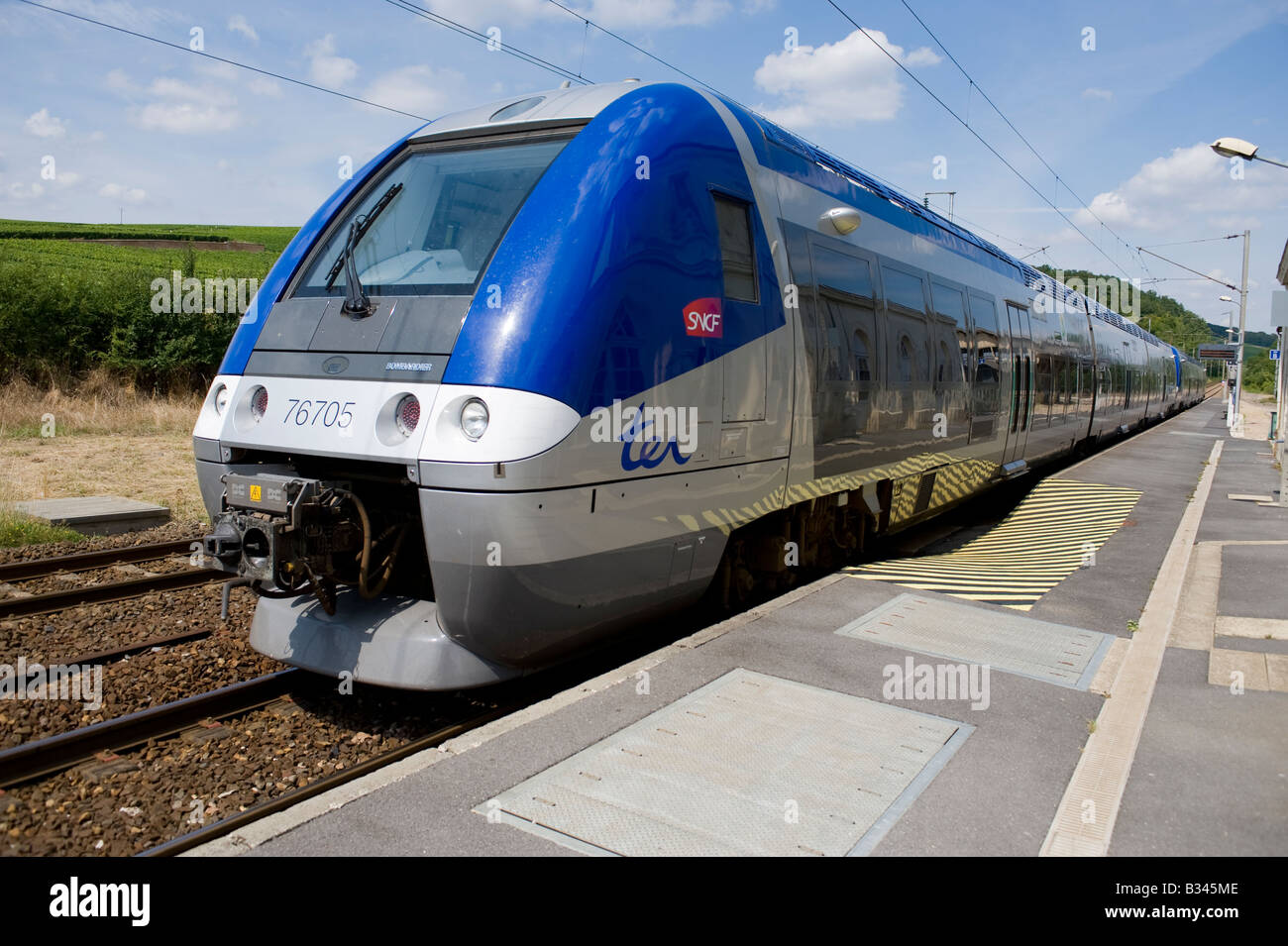 Train d'Epernay dans d'Avenay Val d'Or gare en Champagne Ardenne, France Banque D'Images Train d'Epernay dans d'Avenay Val d'Or gare en Champagne Ardenne, France Banque D'Images