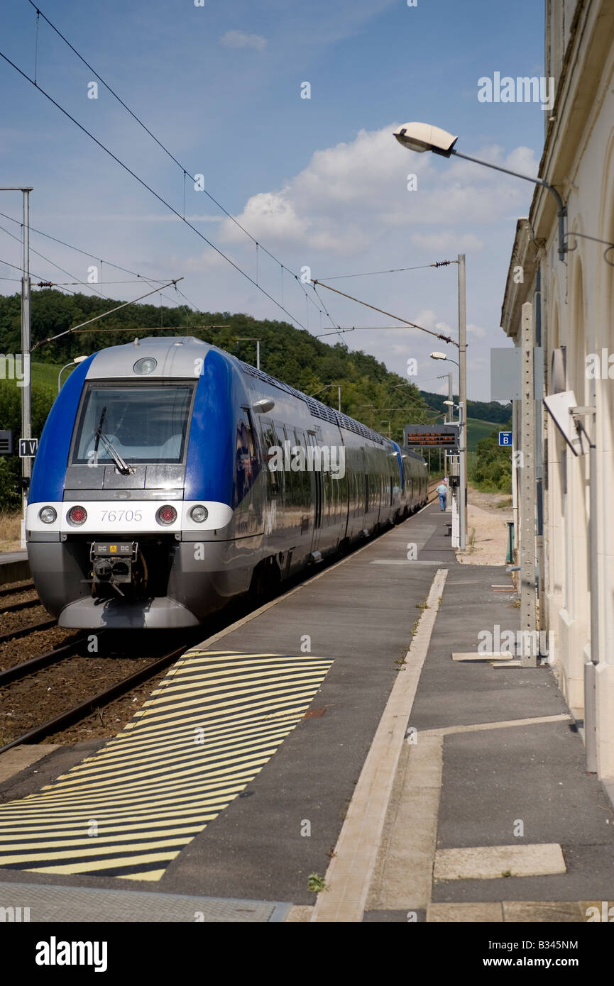 Train d'Epernay dans d'Avenay Val d'Or, Champagne Ardenne, France Banque D'Images Train d'Epernay dans d'Avenay Val d'Or, Champagne Ardenne, France Banque D'Images