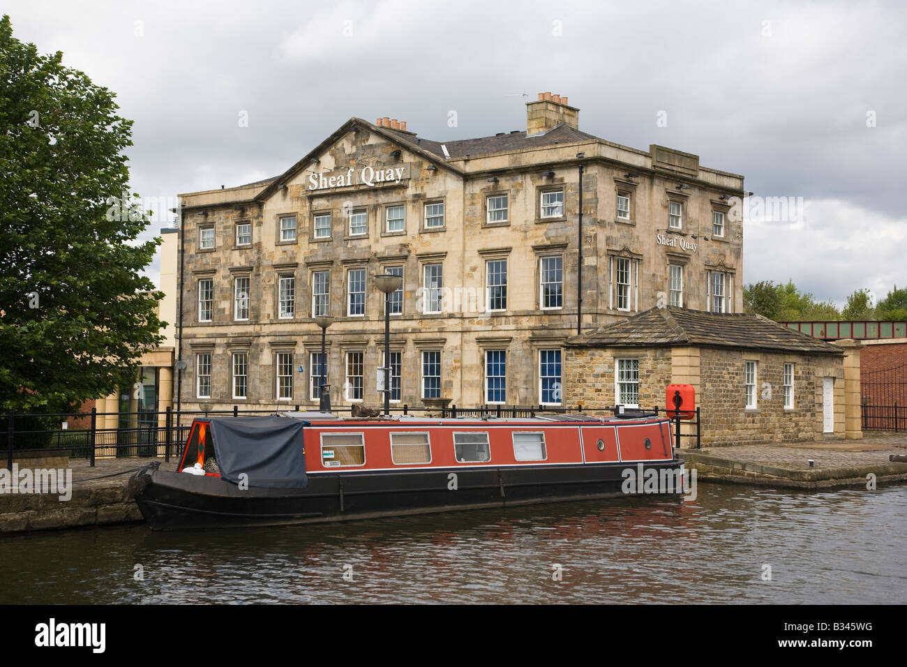 Quai de la gerbe et bateau étroit canal Sheffield Banque D'Images