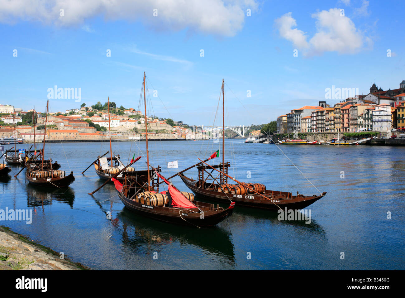 Du vin de bateaux sur Rio Douro à Porto, Portugal Banque D'Images