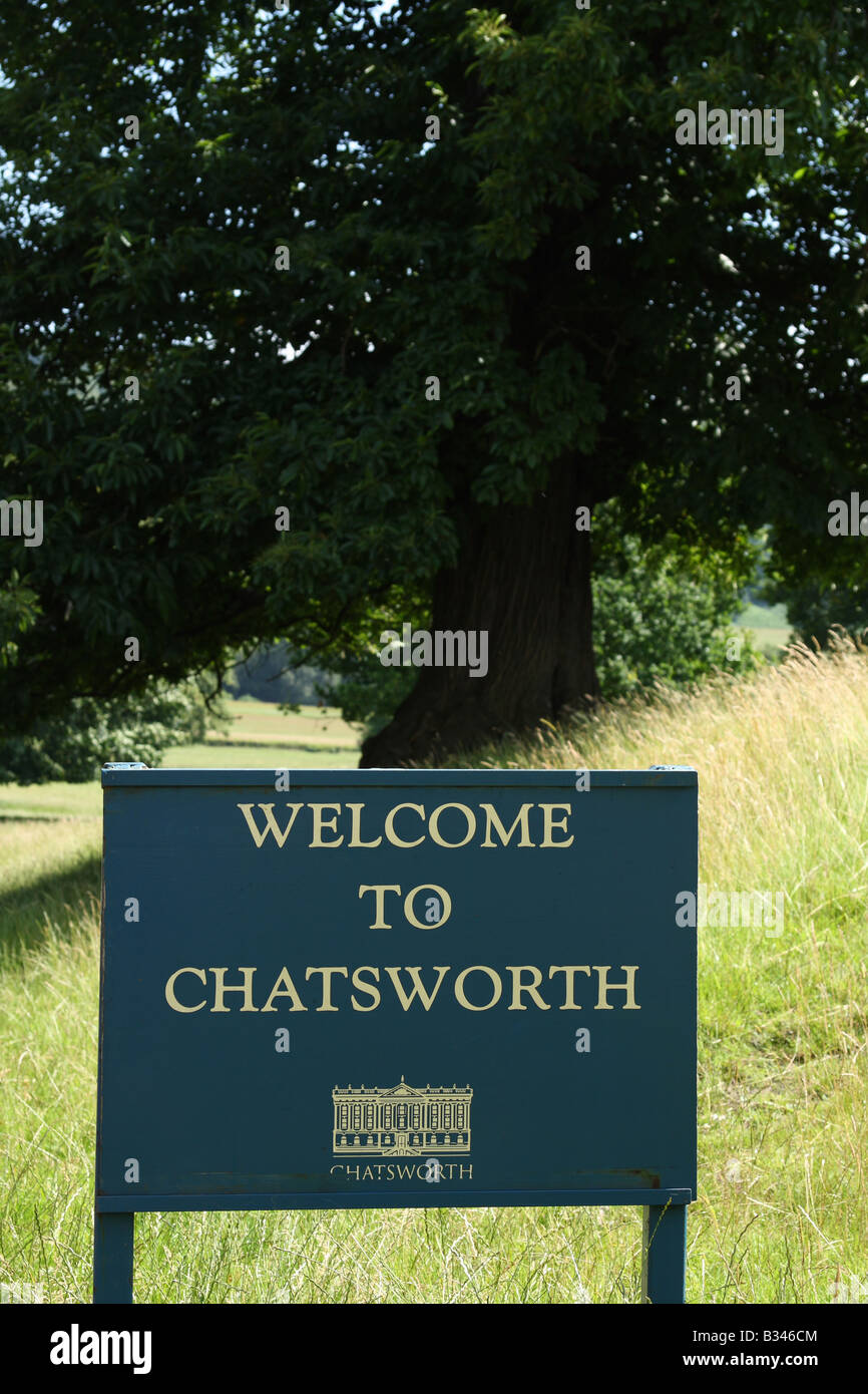 Bienvenue à Chatsworth signe sur le domaine de Chatsworth, Derbyshire, Angleterre, Royaume-Uni Banque D'Images