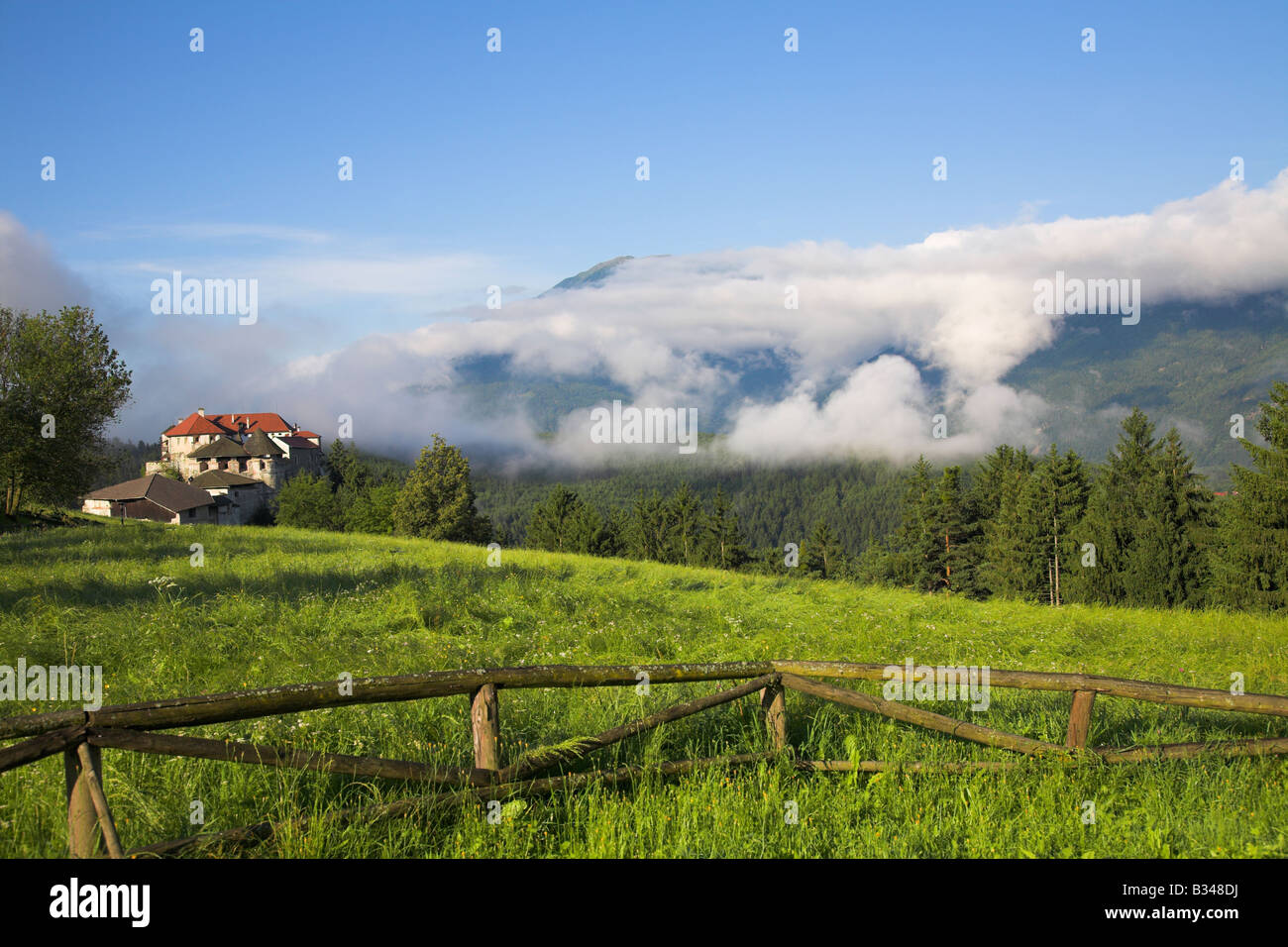 Château de rodengo tôt le matin avec cloud. Banque D'Images