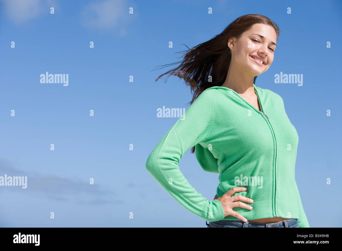 Young woman posing outdoors Banque D'Images