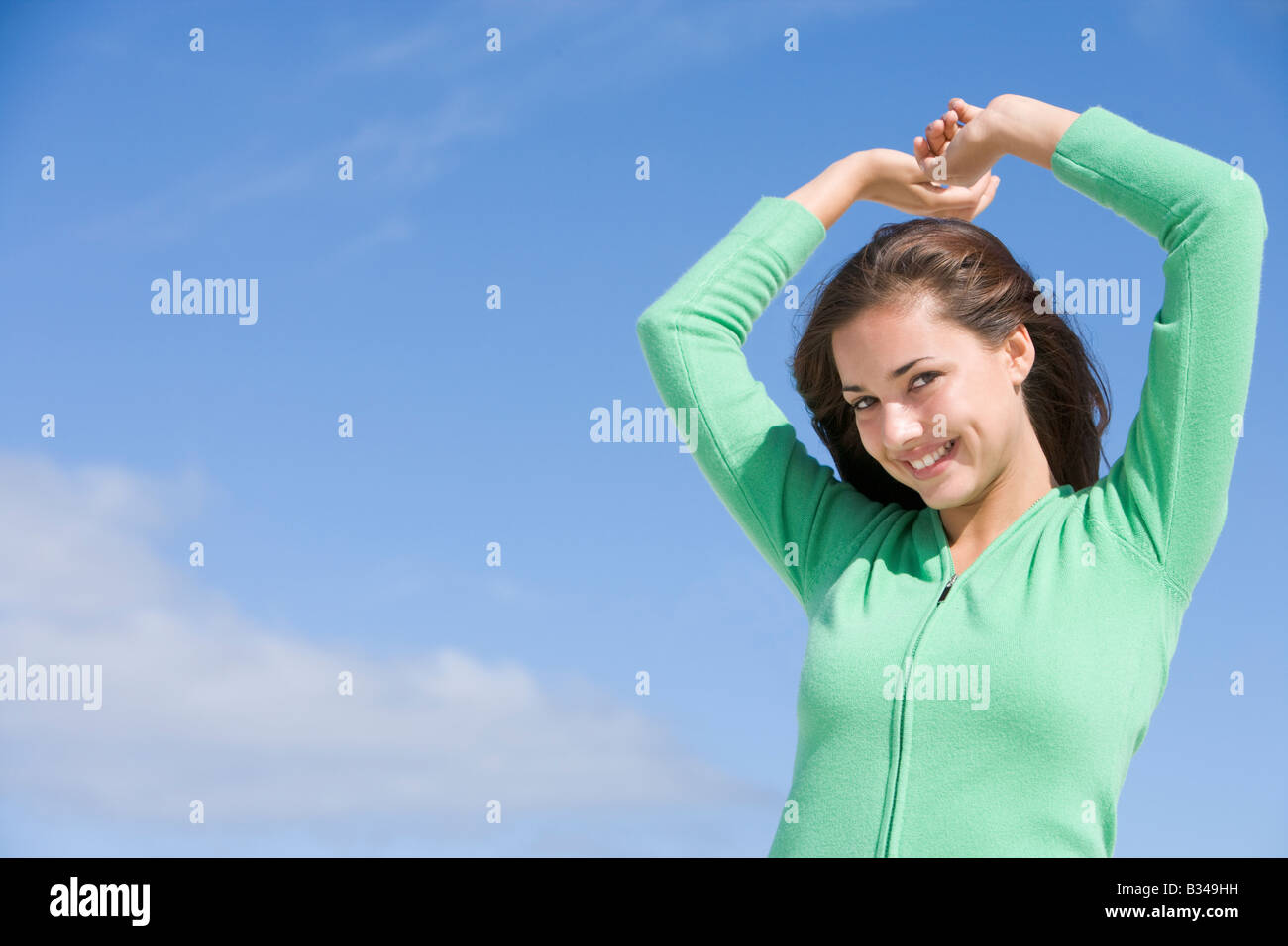 Young woman posing outdoors Banque D'Images