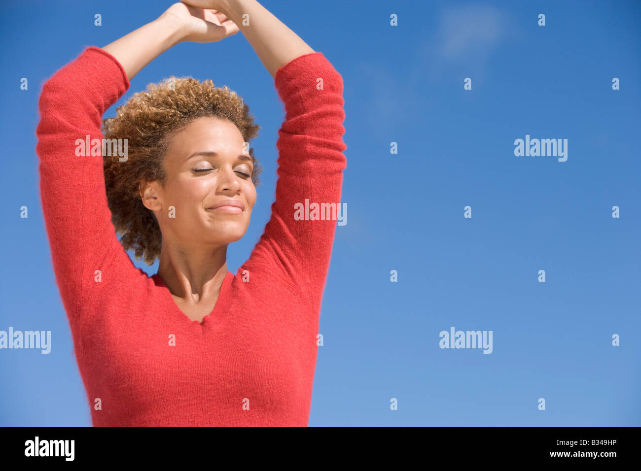 Young woman posing outdoors Banque D'Images