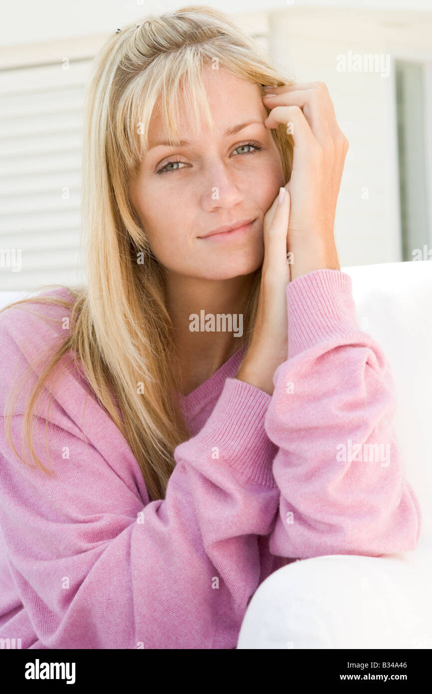 Femme blonde dans un chandail rose posing outdoors Banque D'Images