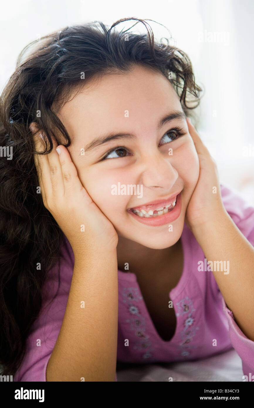 Jeune fille dans la salle de séjour smiling (high key/focus sélectif) Banque D'Images