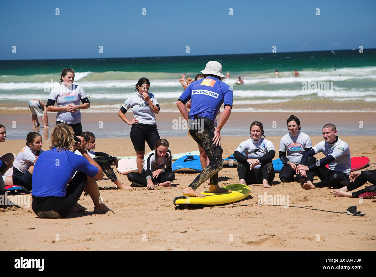Les élèves de l'école de surf sur la plage de Manley Manley, près de Sydney en Australie. Banque D'Images
