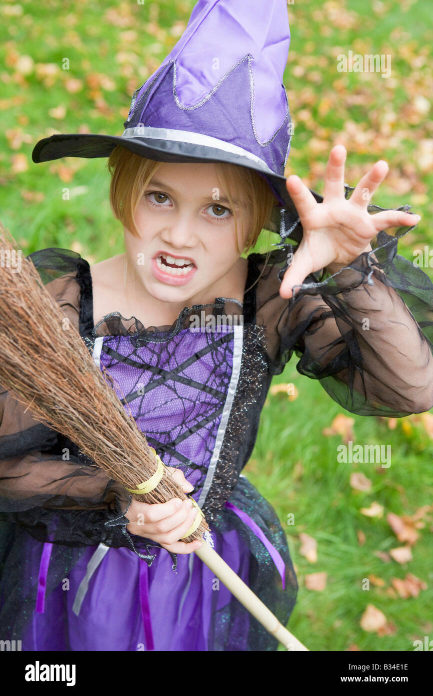 Jeune fille à l'extérieur en costume pour l'Halloween Banque D'Images