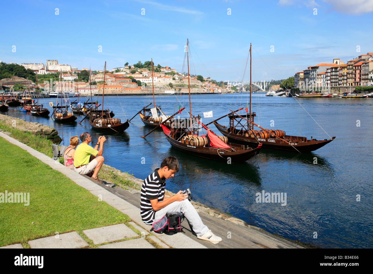 Du vin de bateaux sur Rio Douro à Porto, Portugal Banque D'Images