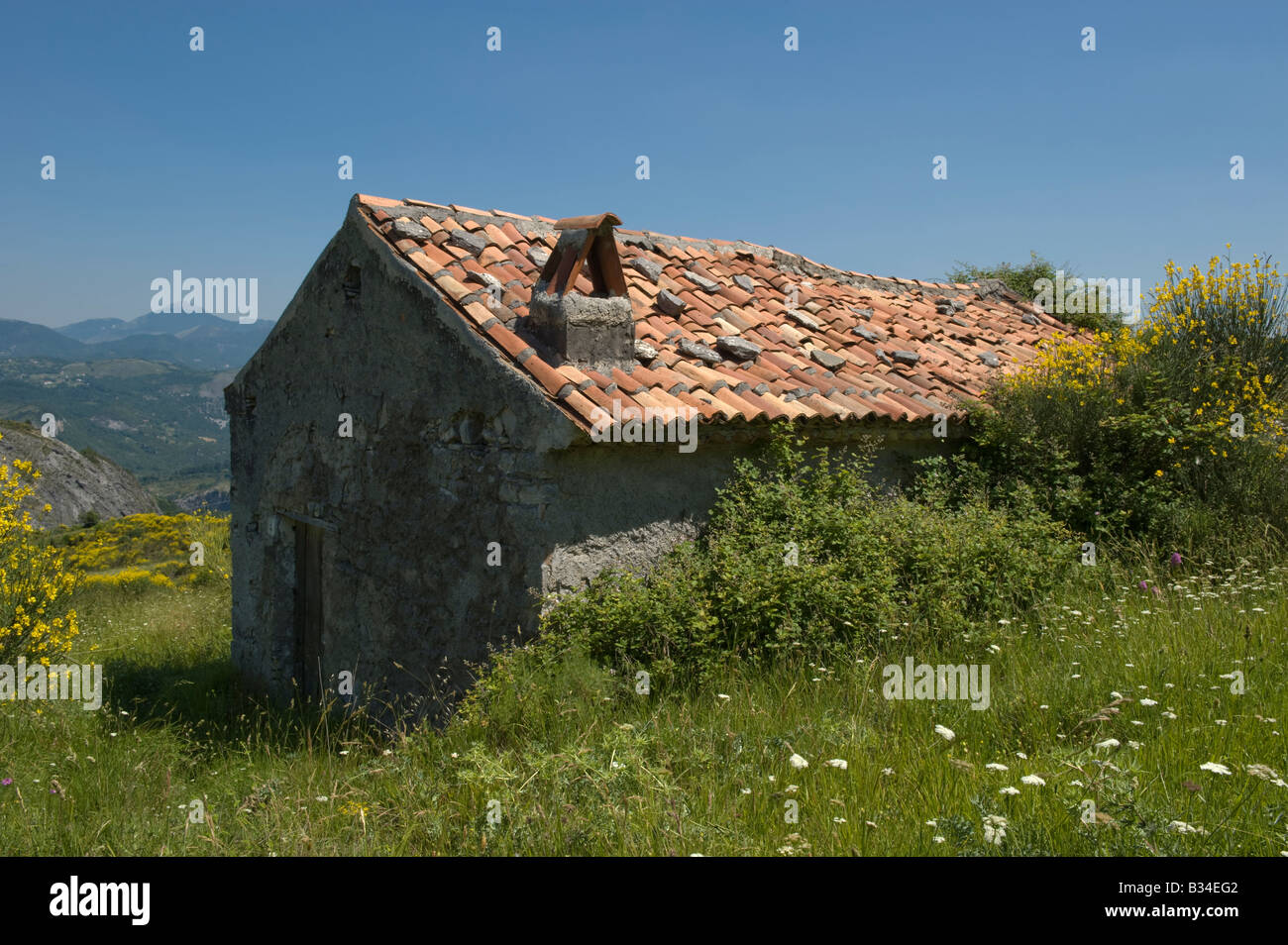 Cabane en pierre et agricoles des prairies de fleurs sauvages dans le Parco Nazionale del Pollino Banque D'Images