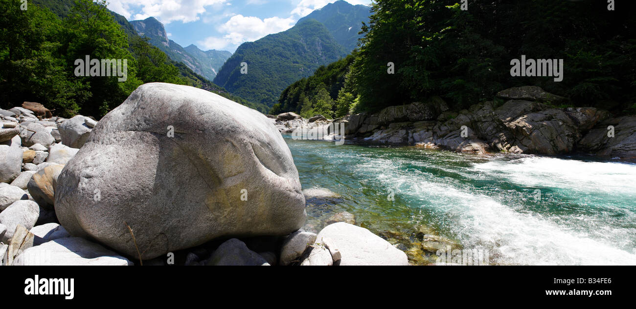 Pierres et de rivière et cascade dans le val verzasca , TESSIN , Banque D'Images