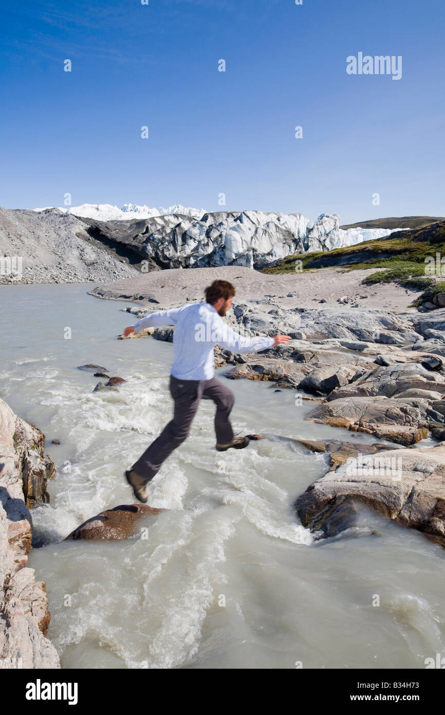 Man sur une rivière à l'eau de fonte des glaciers du Groenland à Russell Banque D'Images