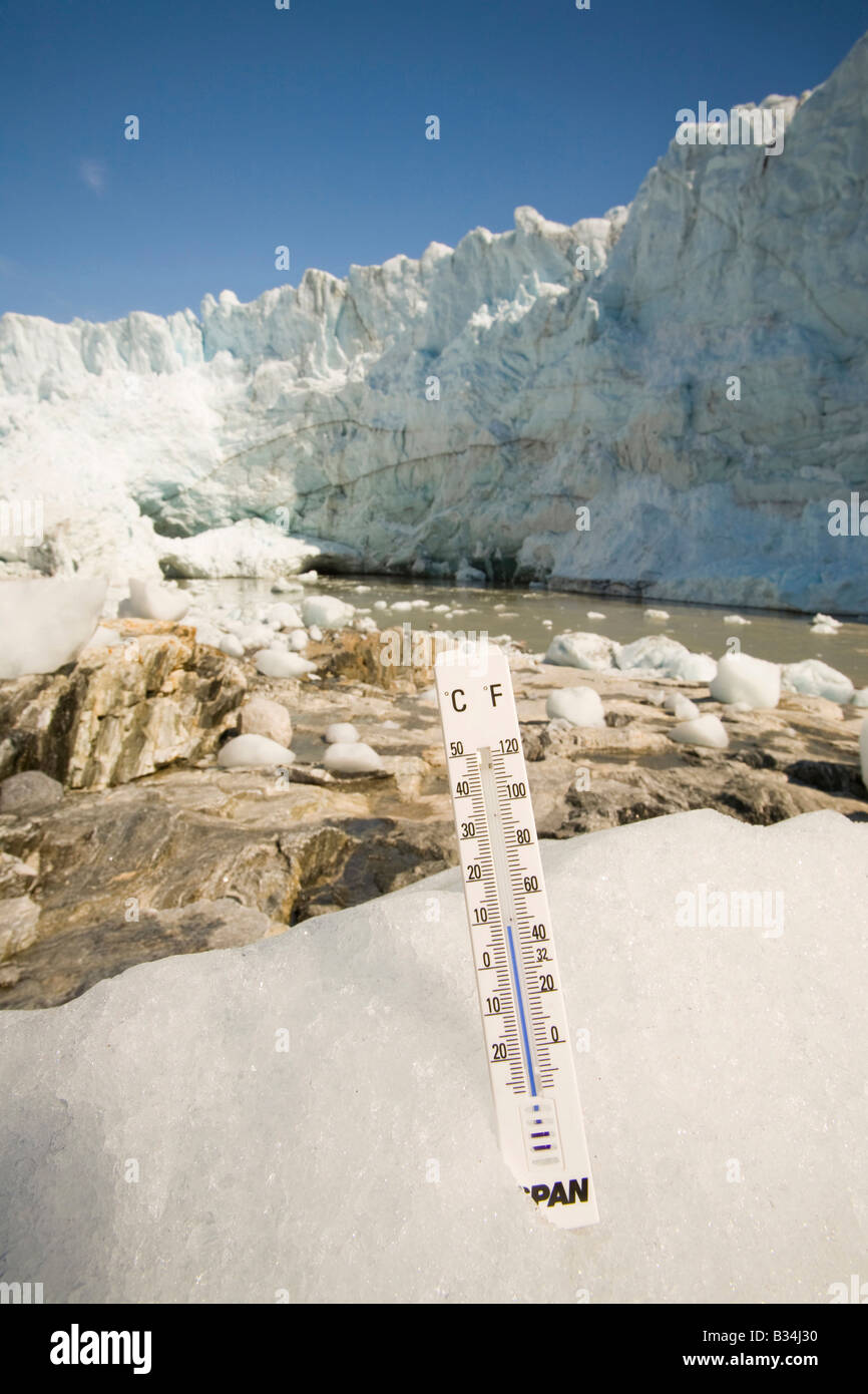 Un thermomètre montrant les températures chaudes en face de la retraite rapide glacier Russell au Groenland Banque D'Images